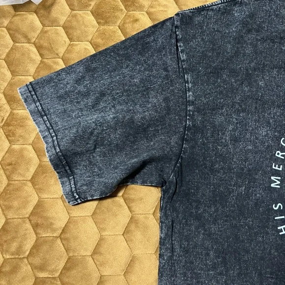 Men’s XL Heathered Black T-Shirt with Colorful Cross Design and Bible verse - Picture 5 of 11